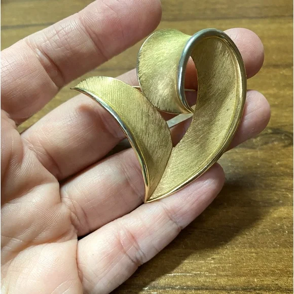 Trifari Crown Vintage Abstract Leaf Brooch with Brushed Finish From 50’s - 60’s - Picture 2 of 4